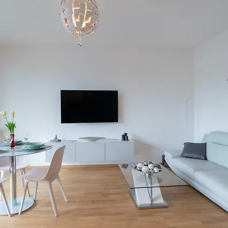 Cozy With Terrace Apartmán